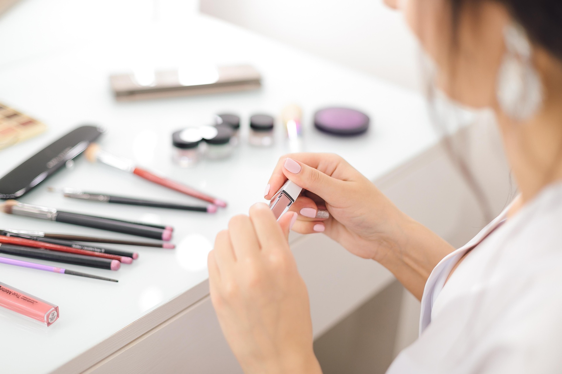 lubovlisitsa-lipstick-4743984_1920